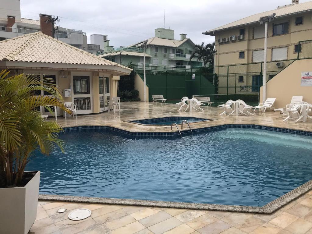  Apto 2 dormitorios ideal para férias e viagem 350 mts do mar.