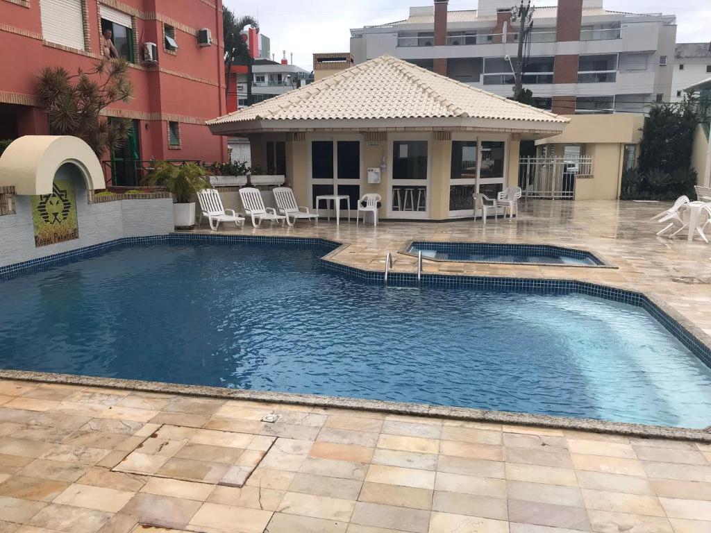 Apto 2 dormitorios ideal para férias e viagem 350 mts do mar.