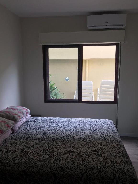  Apto 2 dormitorios ideal para férias e viagem 350 mts do mar.