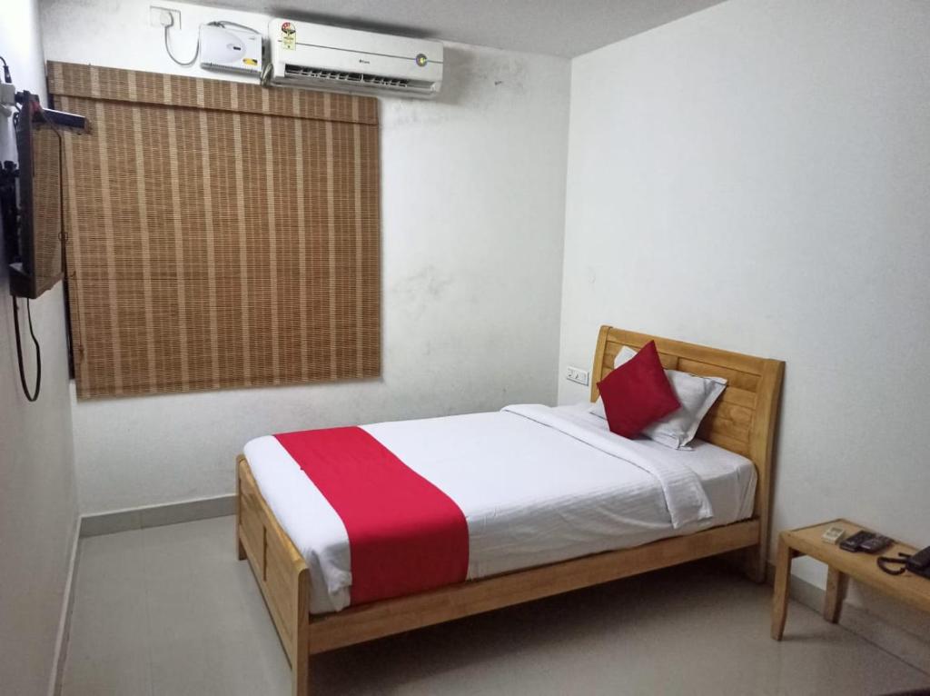 Postel nebo postele na pokoji v ubytování Hotel Tri-Star Residency