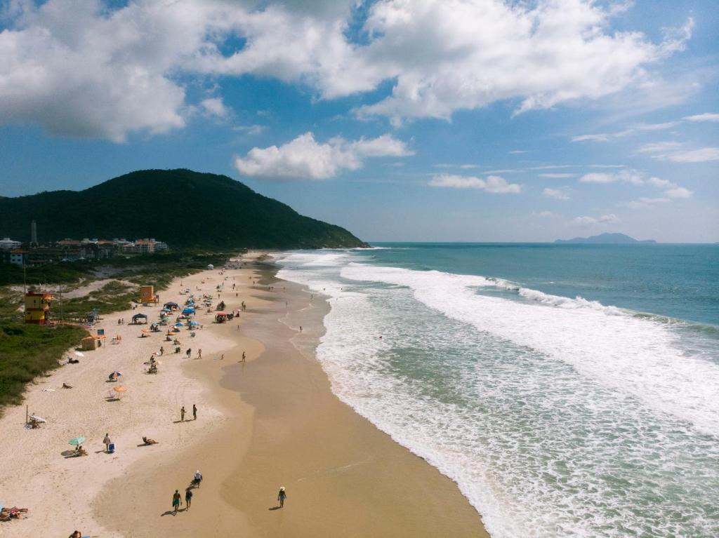  Apto 2 dormitorios ideal para férias e viagem 350 mts do mar.