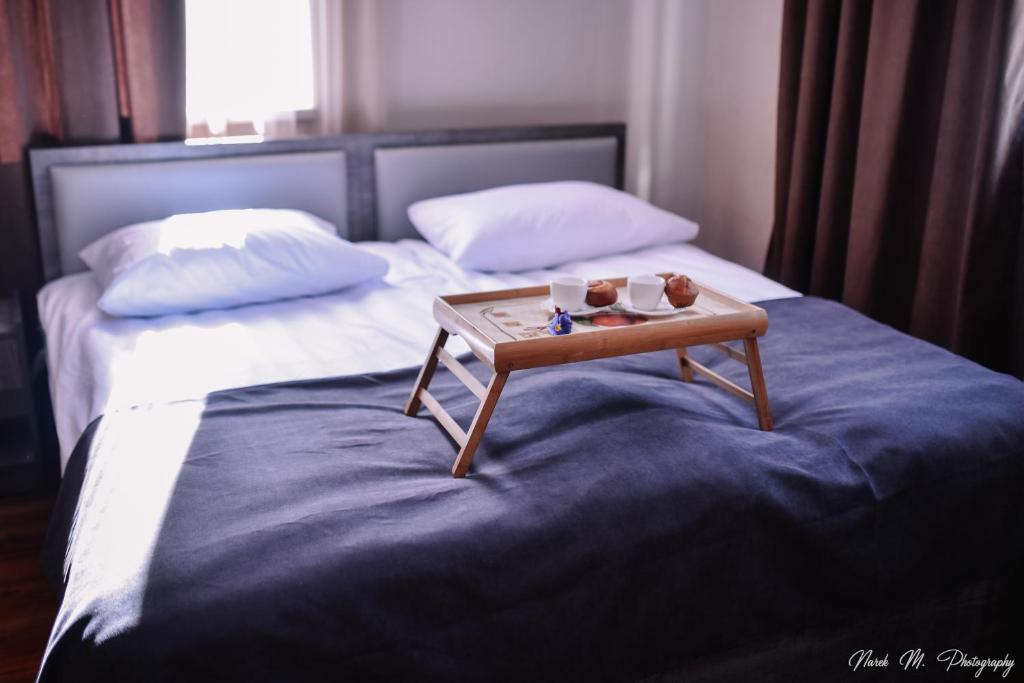 ein Tablett auf dem Bett in der Unterkunft Apart Hotel Sayat-Nova in Wanadsor
