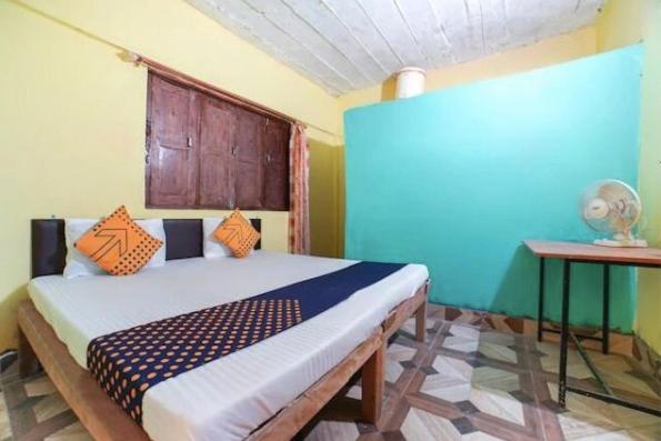um quarto com uma cama num quarto com uma mesa em Vamoose Srishti - Chamoli em Gopeshwar