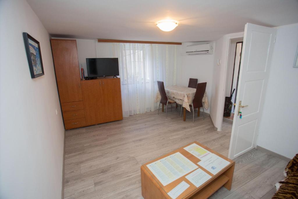Televízia a/alebo spoločenská miestnosť v ubytovaní Apartment Matejuška