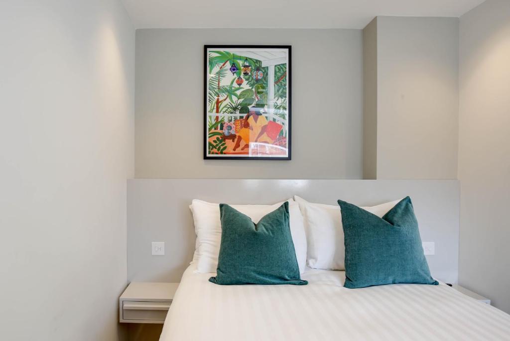 Postel nebo postele na pokoji v ubytování StayPrime Kensington Serviced Apartments