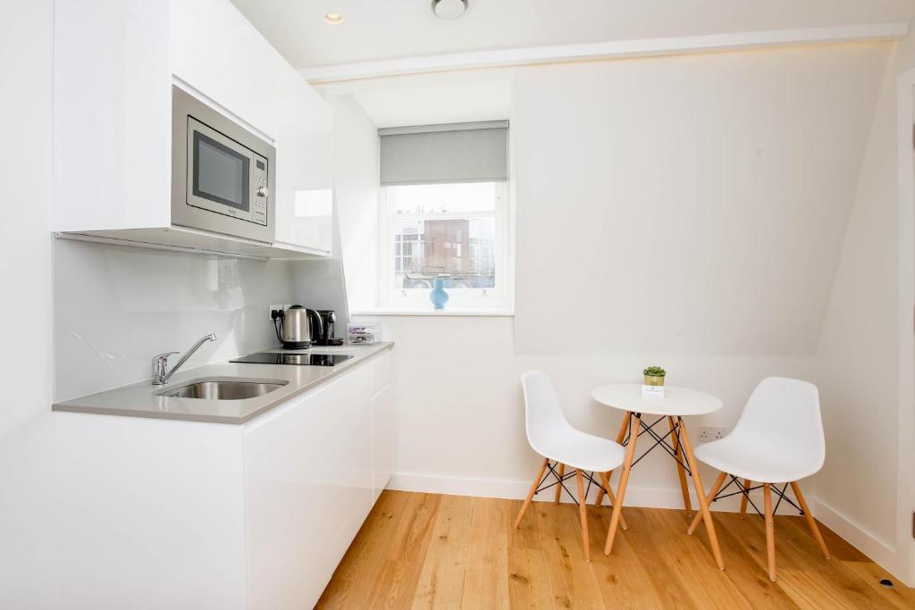 Kuchyň nebo kuchyňský kout v ubytování StayPrime Kensington Serviced Apartments
