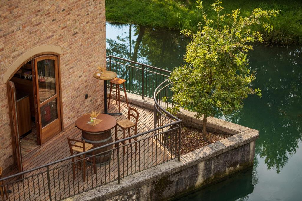 Výhled na řeku, která protéká v blízkosti hotelu