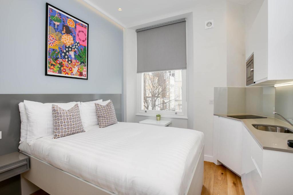 Postel nebo postele na pokoji v ubytování StayPrime Kensington Serviced Apartments