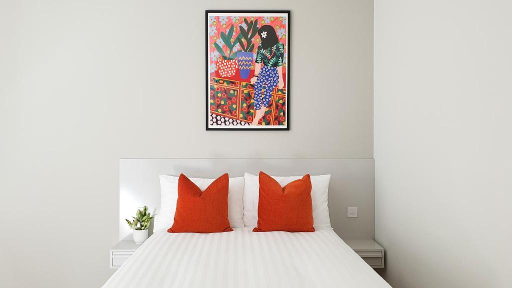 Postel nebo postele na pokoji v ubytování StayPrime Kensington Serviced Apartments
