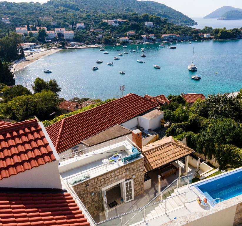 Výhled na bazén z ubytování Villa Baburizza nebo okolí