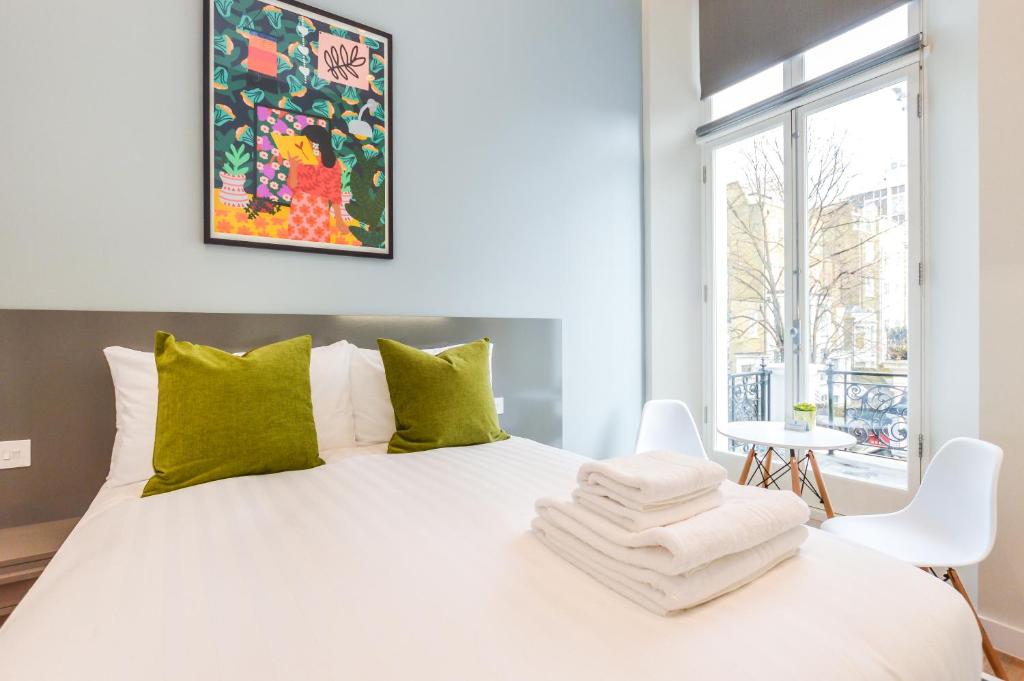 Postel nebo postele na pokoji v ubytování StayPrime Kensington Serviced Apartments