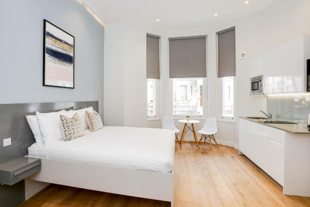 Postel nebo postele na pokoji v ubytování StayPrime Kensington Serviced Apartments