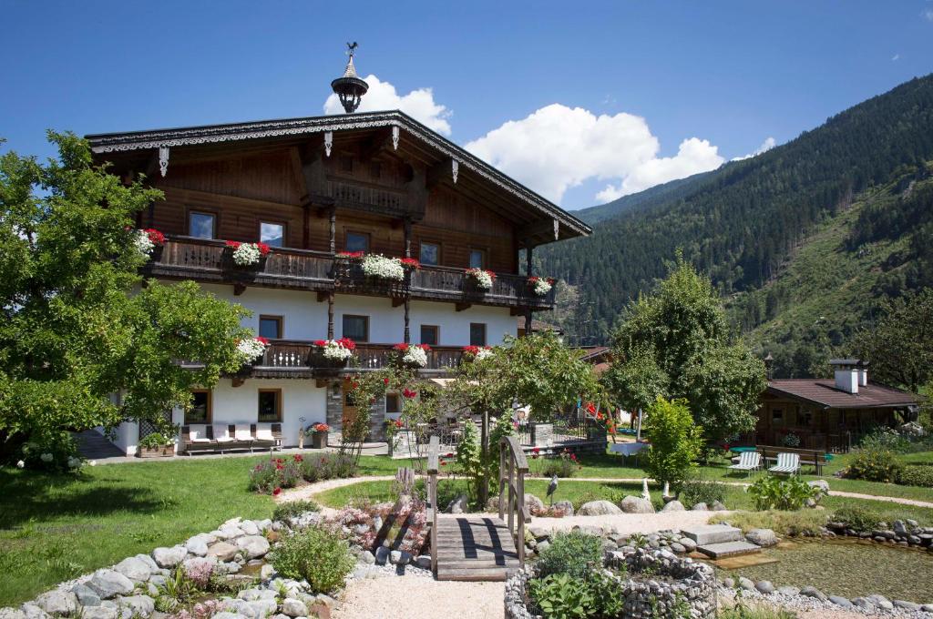 un edificio con flores en la parte delantera en Ledererhof, en Aschau