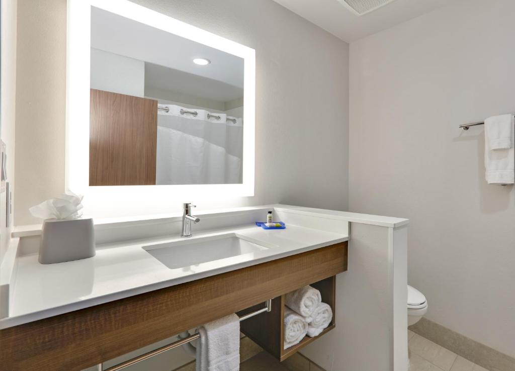 Holiday Inn Express & Suites Fort Worth North - Northlake by IHG photo