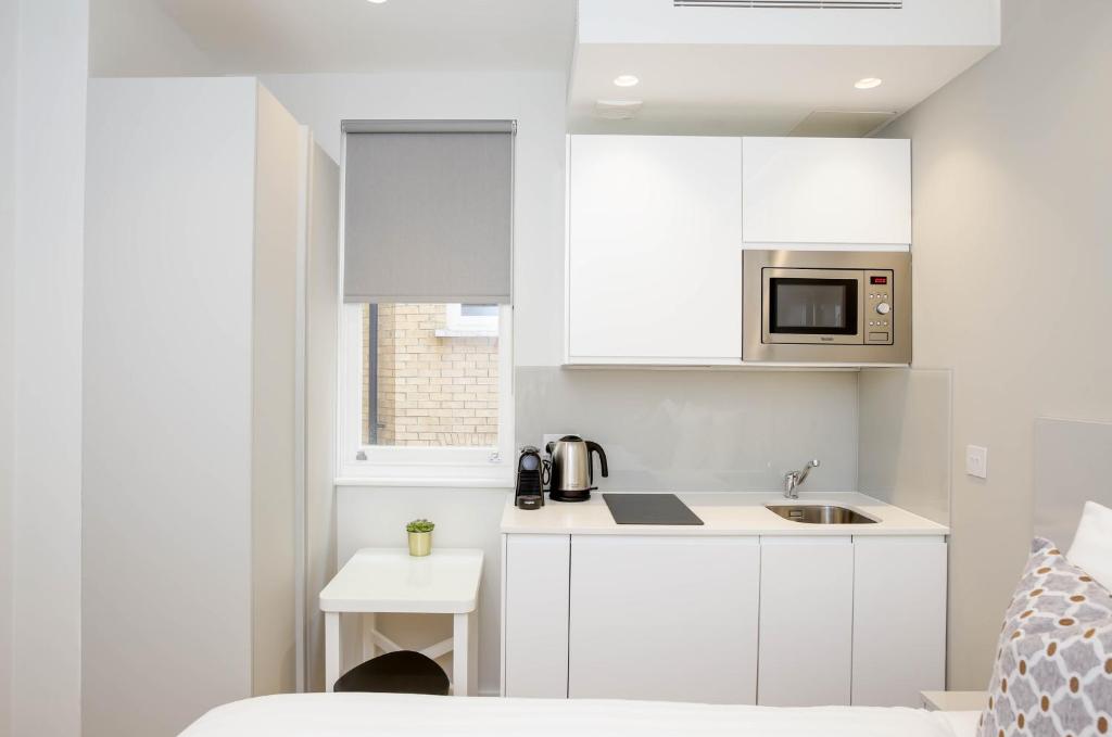 Kuchyň nebo kuchyňský kout v ubytování StayPrime Kensington Serviced Apartments