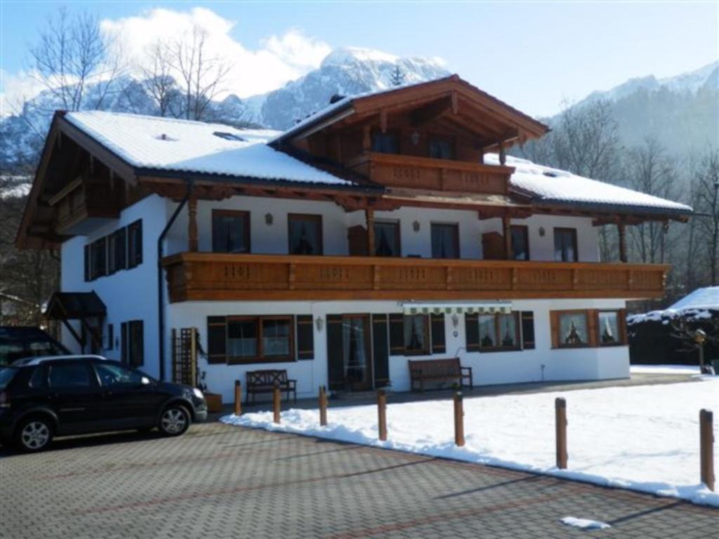 een groot gebouw met een auto voor de deur bij Landhaus Eschenbach in Schönau am Königssee