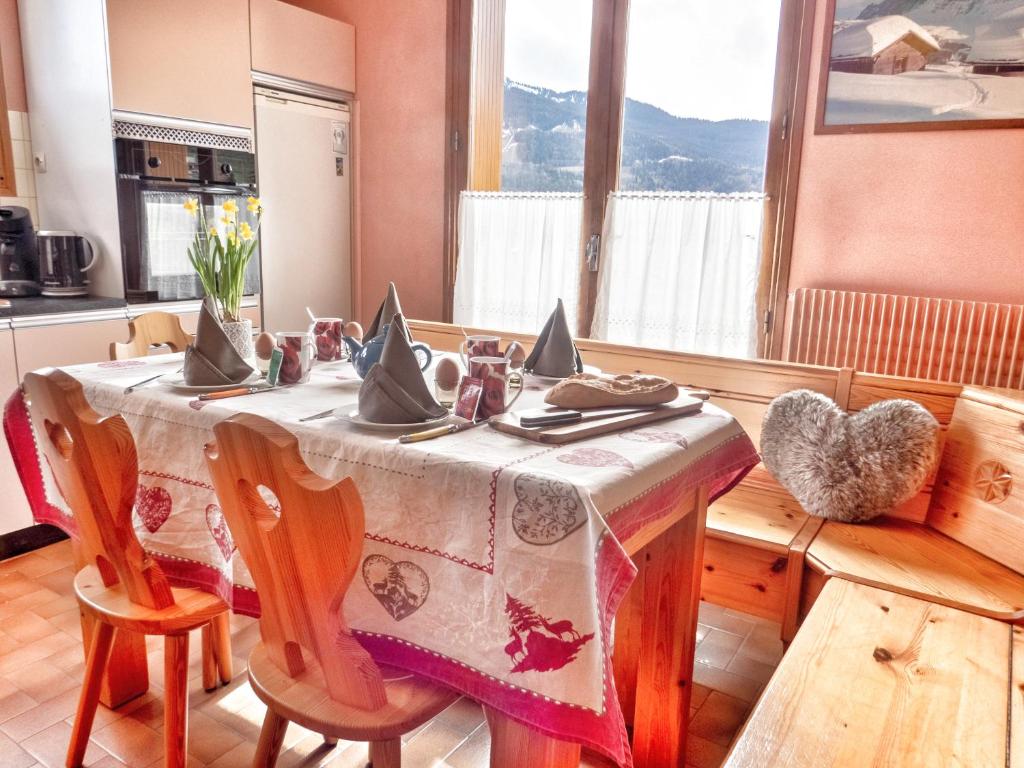una mesa en una cocina con un mantel. en appartement dans maison indépendante100M2 avec vue exceptionnelle, en Bozel