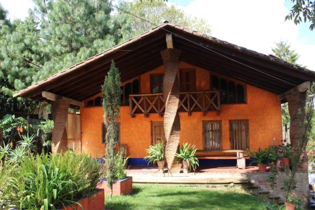 una piccola casa arancione con portico di Cabaña en Mazamitla - Jade a Mazamitla