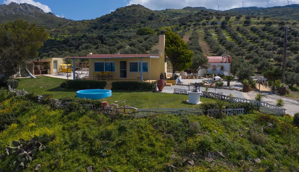 ein Haus mit einem Hof mit Frisbee in der Unterkunft Athor Villa in Sitia