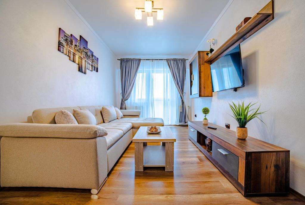 uma sala de estar com um sofá e uma mesa em Apartament Garii em Braşov