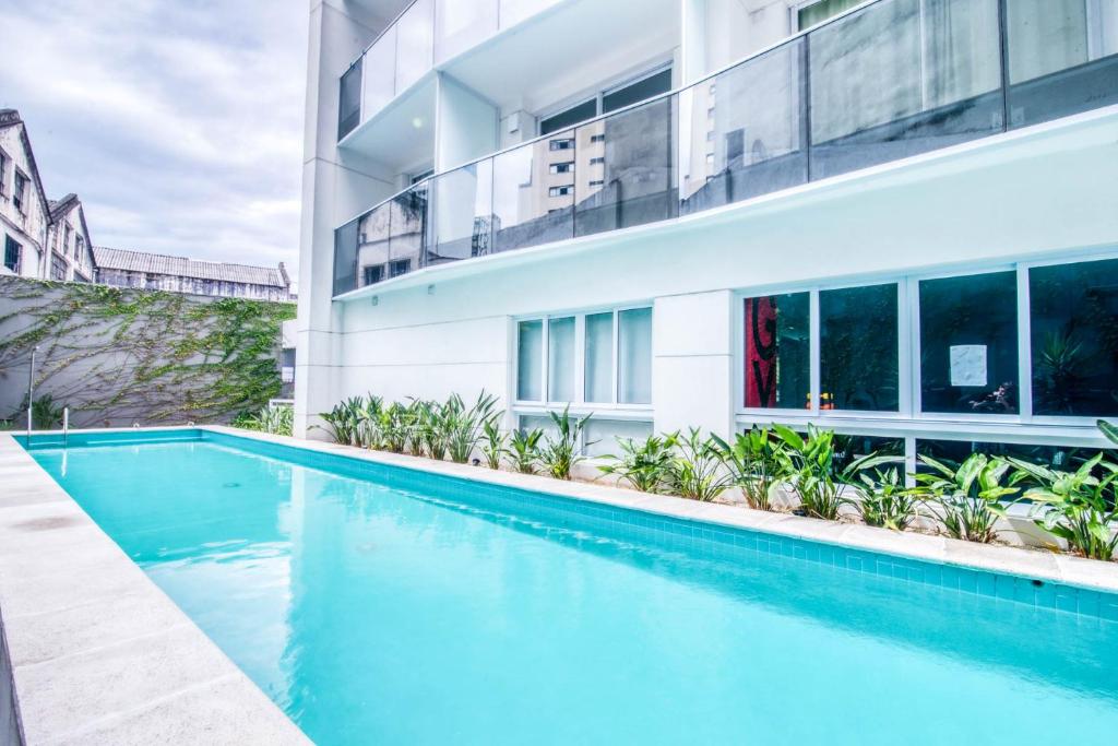 una piscina frente a un edificio en 360 Luz, en São Paulo