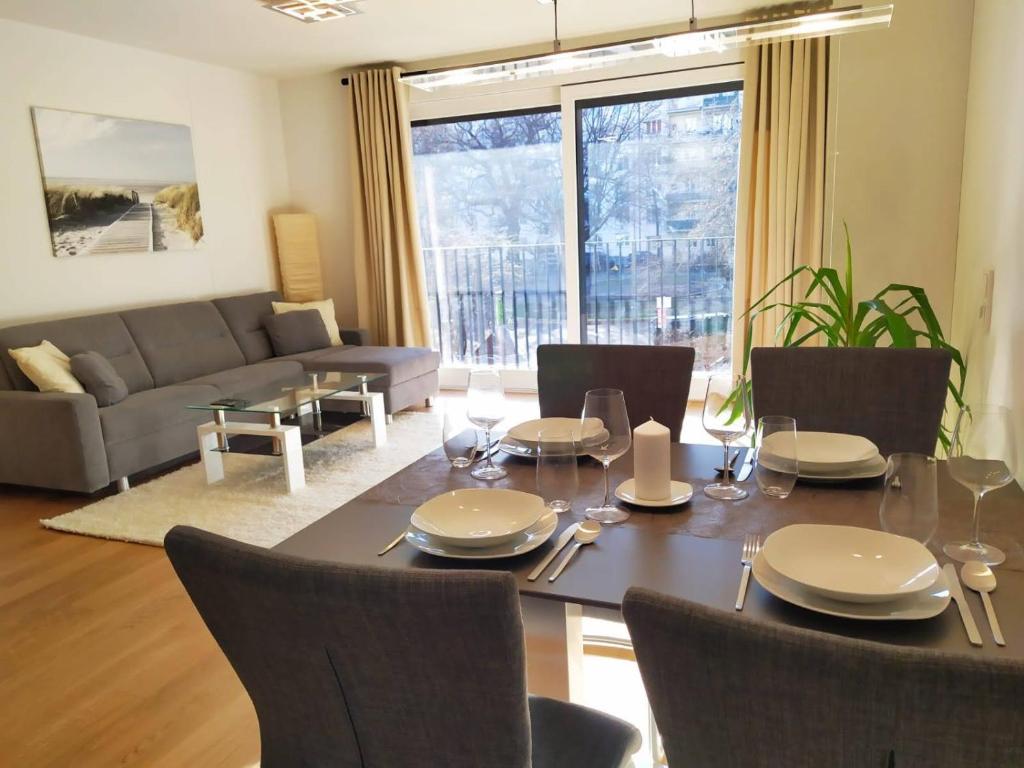 sala de estar con mesa, sillas y sofá en Deluxe Parkapartment Vienna City Center - free parking!, en Viena