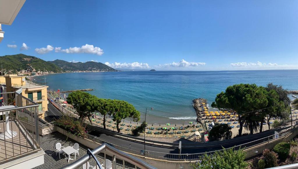 een uitzicht op het strand en de oceaan bij Residence Paradiso in Laigueglia