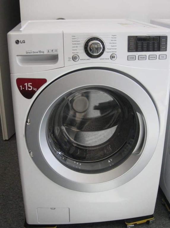 a white washing machine sitting in a room at Chez Jamila in Dakar