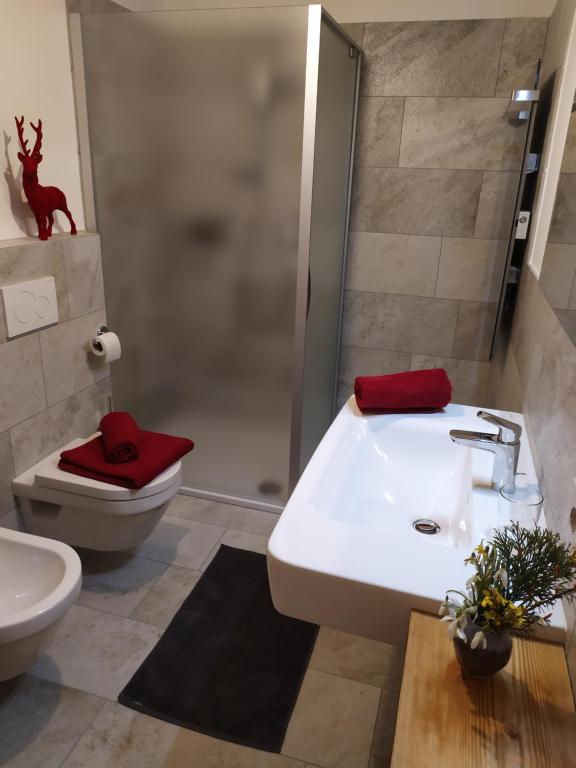 Koupelna v ubytování Apartments Ban Guggugg