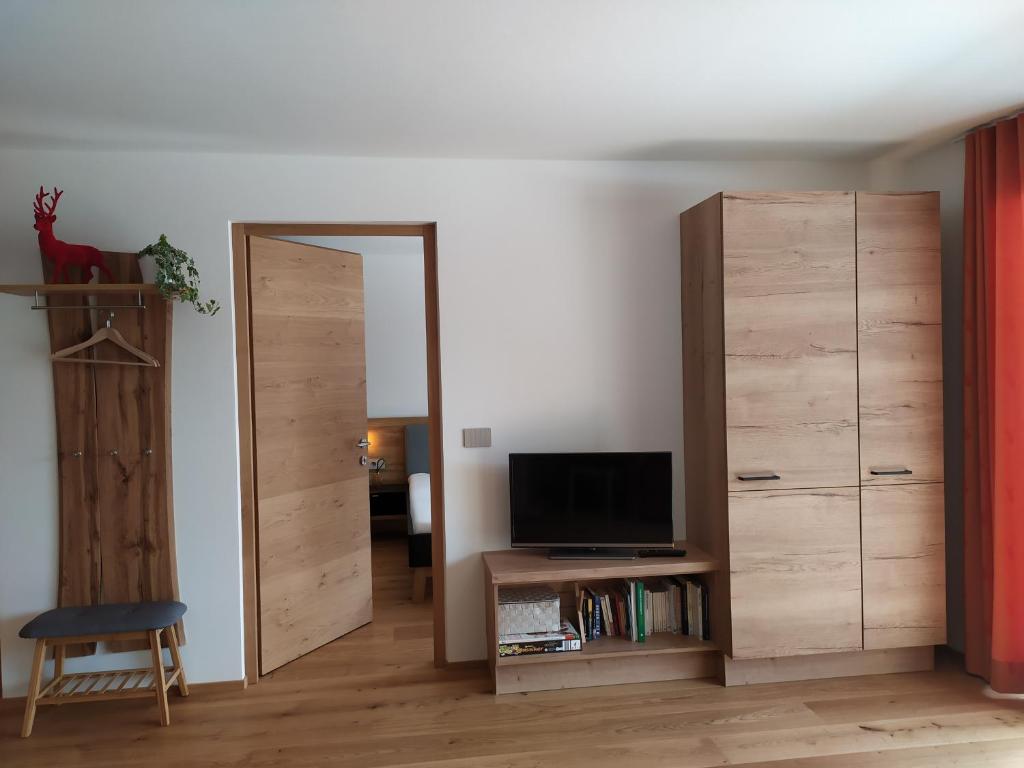 TV a/nebo společenská místnost v ubytování Apartments Ban Guggugg