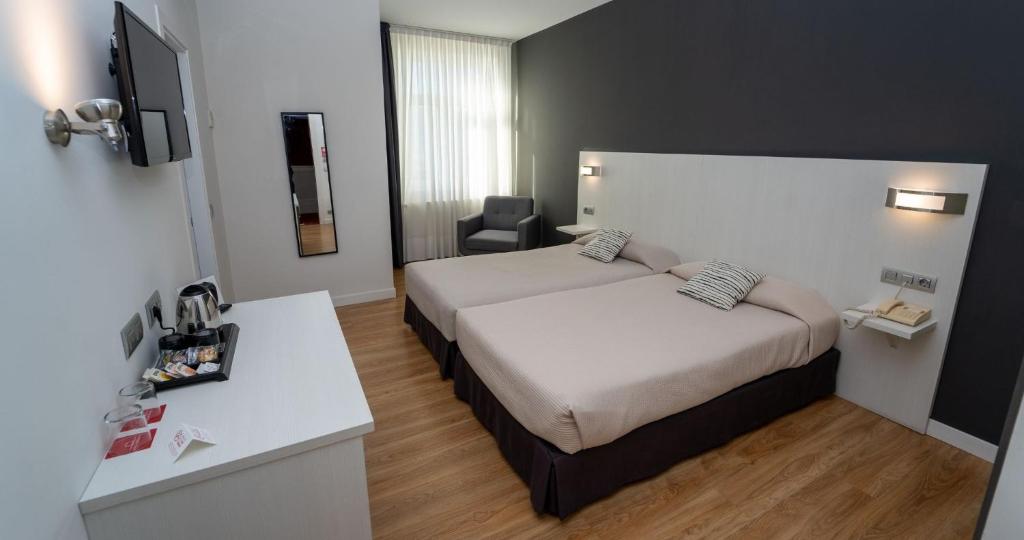 Postel nebo postele na pokoji v ubytování Hotel Seminario Aeropuerto Bilbao