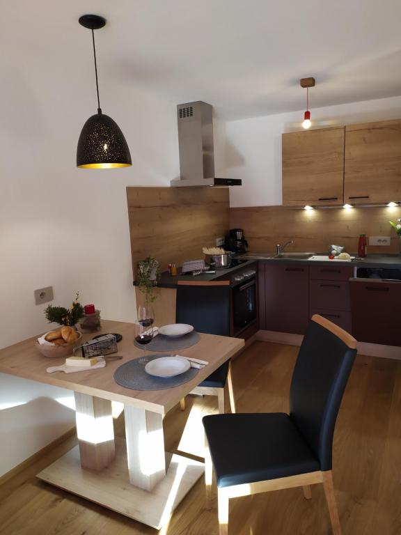 Kuchyň nebo kuchyňský kout v ubytování Apartments Ban Guggugg
