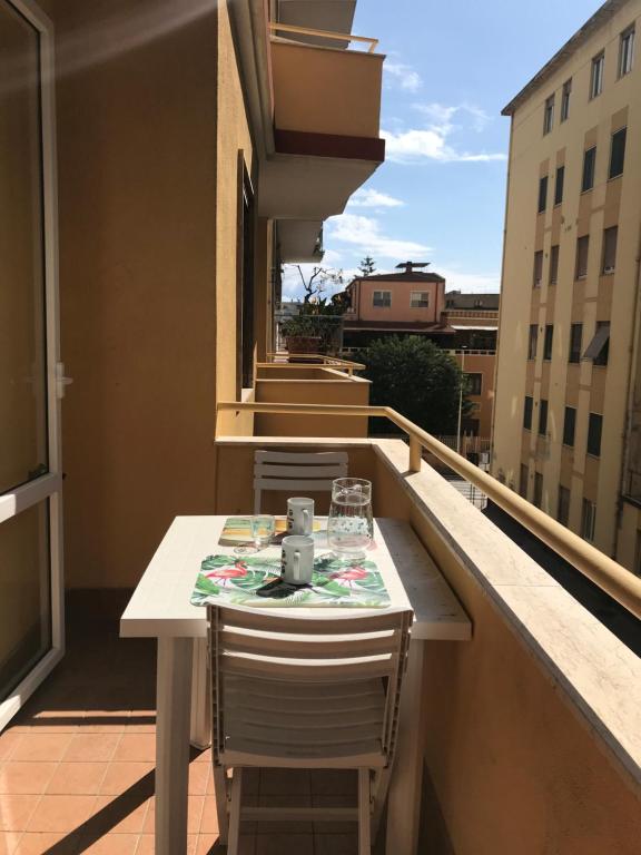 une table et des chaises sur le balcon d'un bâtiment dans l'établissement A 2 passi da tutto, à Cagliari