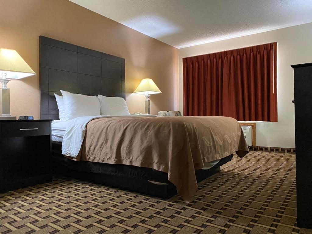 Postel nebo postele na pokoji v ubytování Quality Inn Morton at I-74