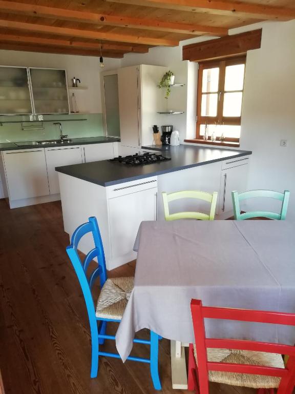 Kuchyň nebo kuchyňský kout v ubytování Apartments Ban Guggugg