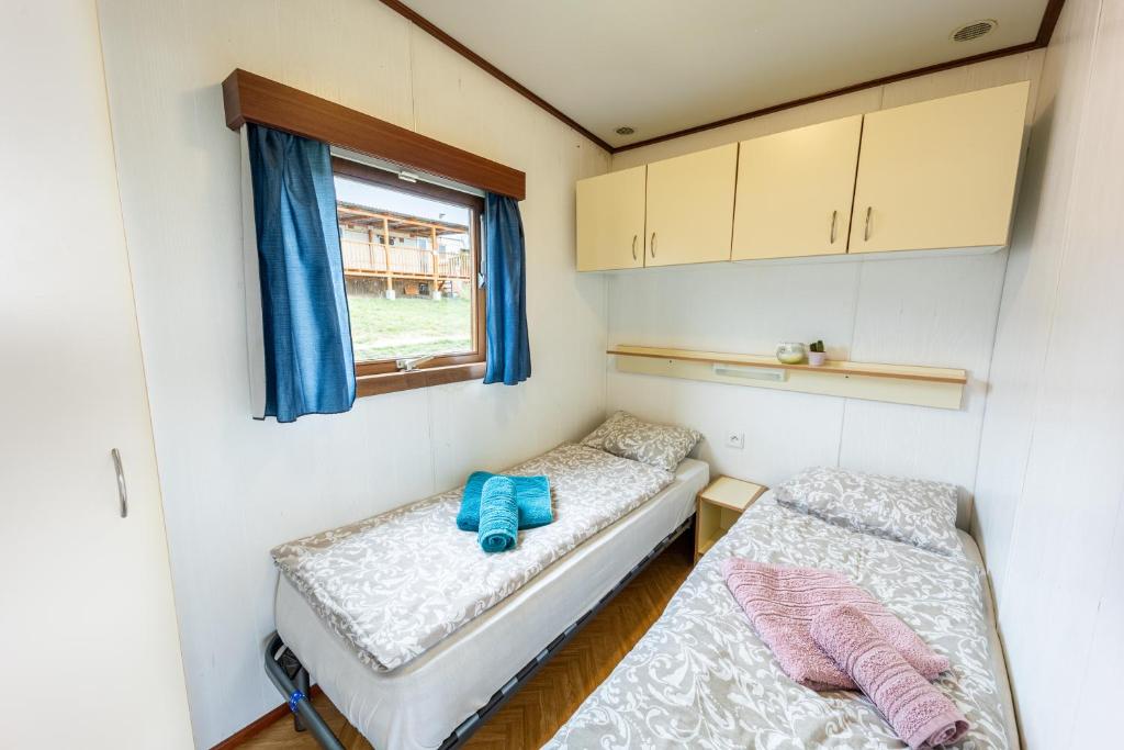 Postel nebo postele na pokoji v ubytování Mobilheim Chalet - Výrovická přehrada