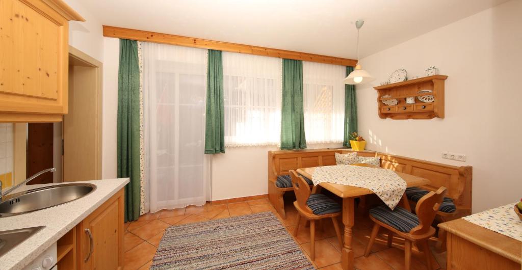 Kuchyň nebo kuchyňský kout v ubytování Bio-Bauernhof-Hotel Matlschweiger
