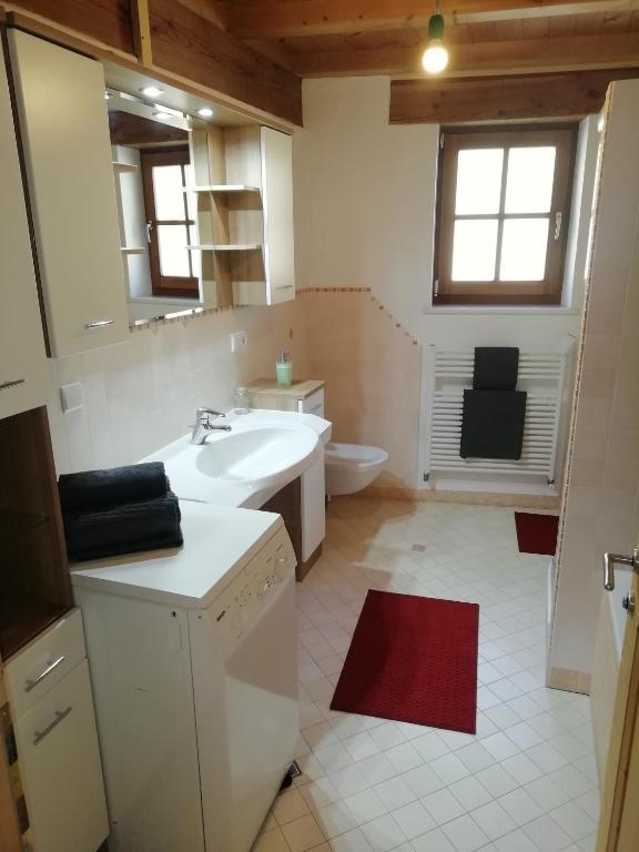 Kuchyň nebo kuchyňský kout v ubytování Apartments Ban Guggugg