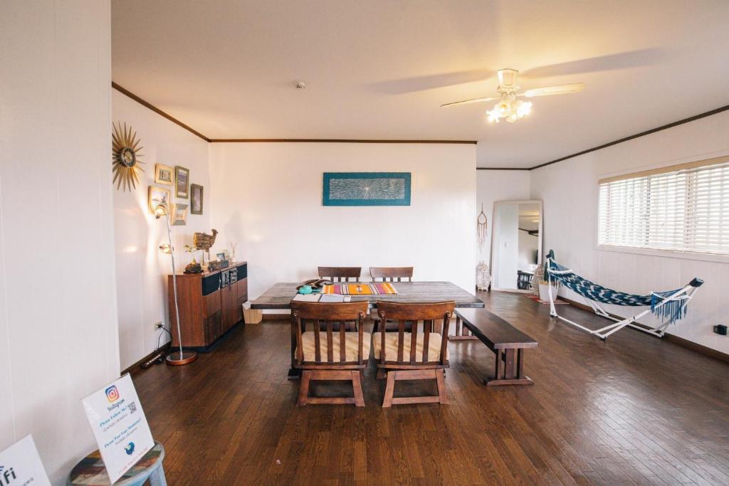 ein Wohnzimmer mit einem Tisch und einer Hängematte in der Unterkunft House number 7106 - Vacation STAY 10493 in Furugen