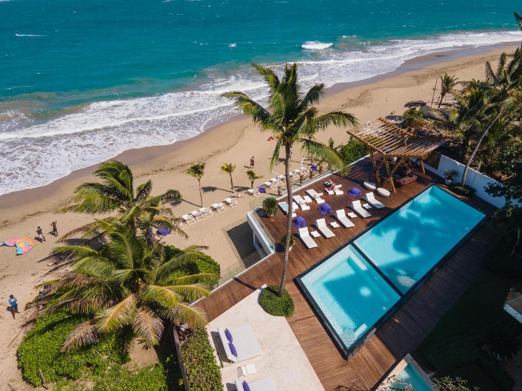 una vista aérea de una playa con piscina en Ultravioleta Boutique Residences en Cabarete