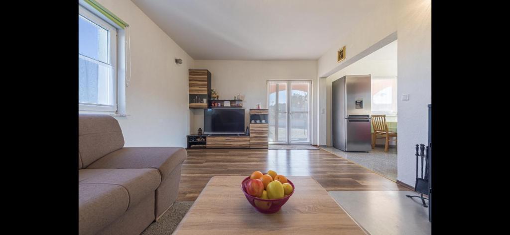 salon z kanapą i miską owoców na stole w obiekcie Aurum luxury apartments w mieście Vir