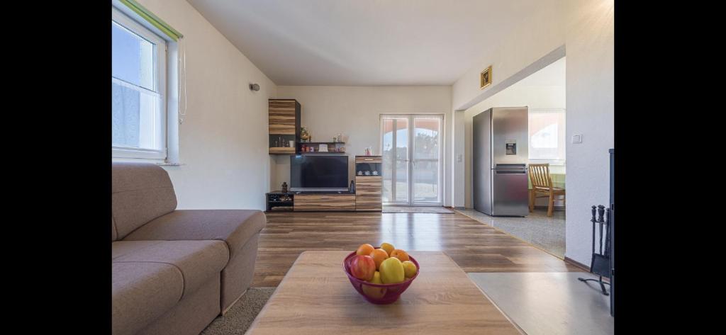 un soggiorno con divano e un cesto di frutta sul tavolo di Aurum luxury apartments a Vir (Puntadura)