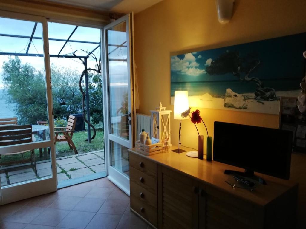 Televízia a/alebo spoločenská miestnosť v ubytovaní Ariadimare guest house