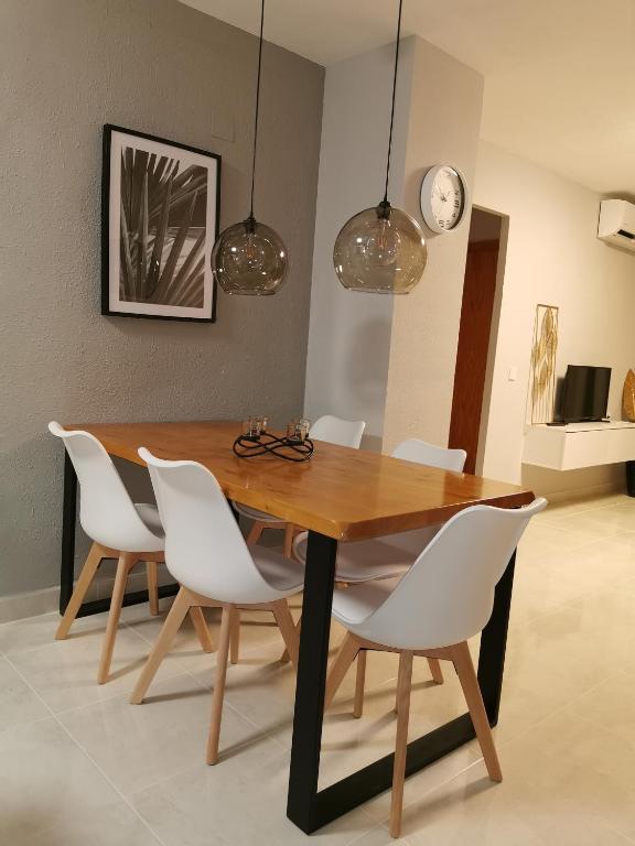 https://cf.bstatic.com/xdata/images/hotel/max1024x768/294736613.jpg?k=4af5f0c7548f3f8ce1b8d4447a443d2d8148f2787b777ae941c095bbca4e941f&o=&hp=1