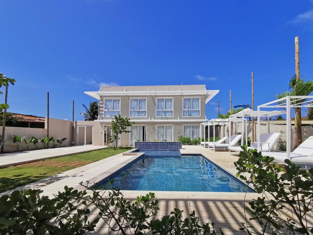 una casa con piscina frente a ella en Pousada Paraíso Noronha, en Fernando de Noronha
