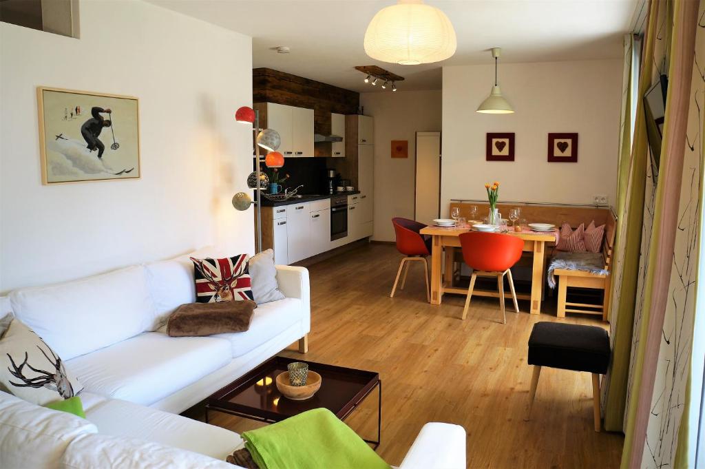 sala de estar con sofá blanco y mesa en Appartement Germann en Neukirchen am Großvenediger