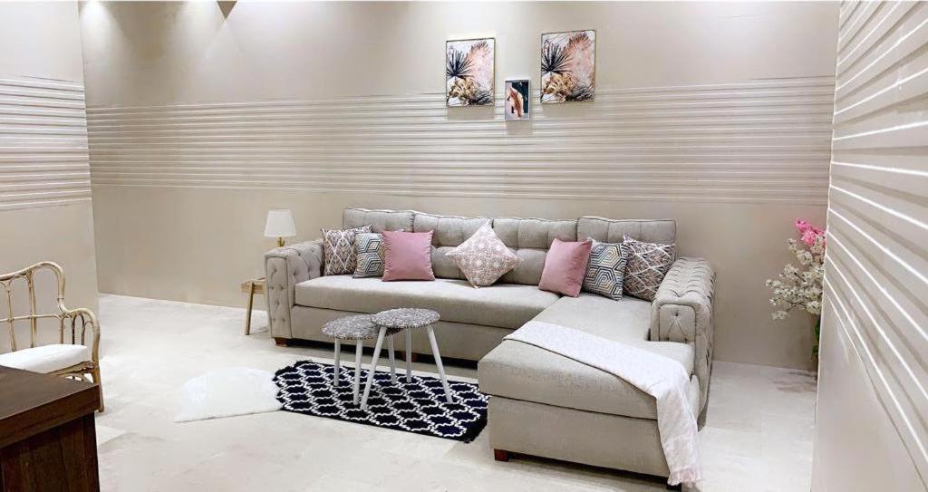 sala de estar con sofá y mesa en مساكن الدار 1 en Abha