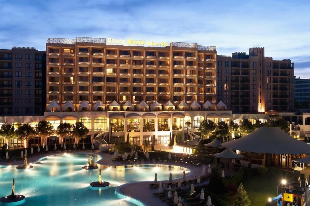 Bazén v ubytování Sunny Beach - Royal Beach Apartment nebo v jeho okolí