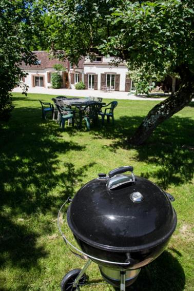 Gîte Peteloup pleine nature pour 12 + piscine, La Celle-Saint-Cyr – Tarifs  2022