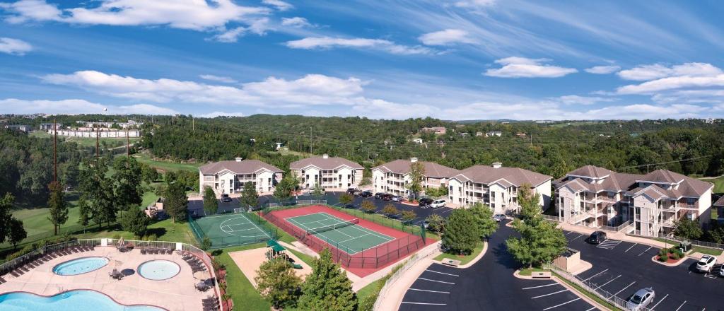 uma vista aérea de um complexo de apartamentos com um campo de ténis em WorldMark Branson em Branson
